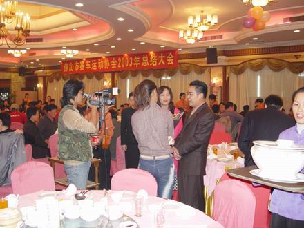 广东ayx爱游戏铝厂猎人车队签约之采访邝总